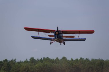 İkili uçak havaalanından havalanıyor.