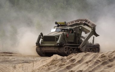 BORNE SULINOWO, BATI POMERANYAN - POLAND - 2022: İstihkâm ve mühendislik için askeri yüksek hız dozer off-road 'da sürüyor