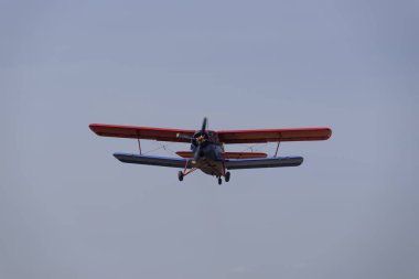 Uçağı mavi gökyüzüne doğru uçuyor.