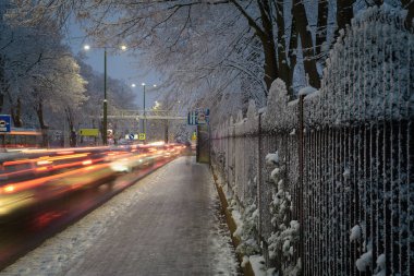 KOLOBRZEG, Batı Pomeranya - POLAND - 2022: Kış ve karlı sabah şehir sokaklarında 