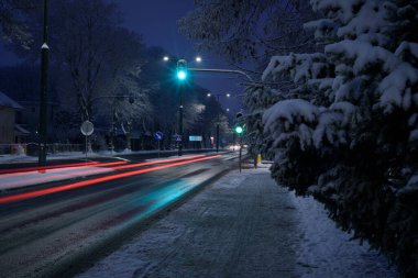 KOLOBRZEG, Batı Pomeranya - POLAND - 2022: Karlı ve dondurucu kış sabahı şehir sokaklarında