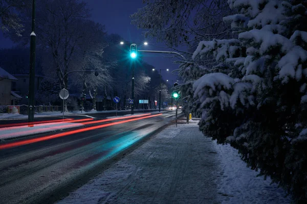 KOLOBRZEG, Batı Pomeranya - POLAND - 2022: Karlı ve dondurucu kış sabahı şehir sokaklarında