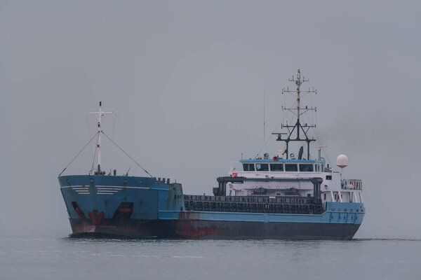 МОРСКИЙ ТРАНСПОРТ - Корабль плывет по водному пути в порт