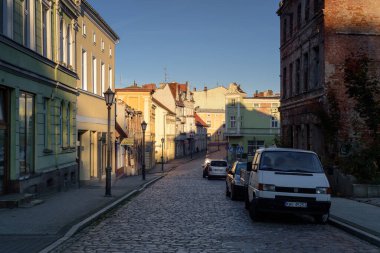 POLCZYN ZDROJ, BATI POMERANYAN - POLAND - 2022: Küçük bir kasabanın sokaklarında güneşli bir sabah