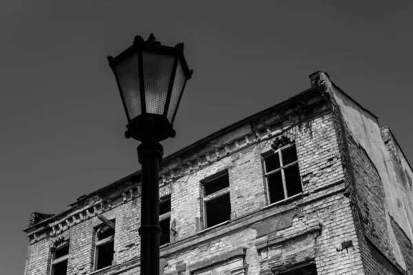 Street Lantern Τοπίο Της Πόλης Ένα Παλιό Κτίριο Στο Παρασκήνιο — Φωτογραφία Αρχείου