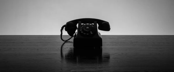 Telefon Alter Klassiker Auf Dem Tisch — Stockfoto