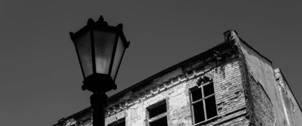 Street Lantern Stadtlandschaft Mit Einem Alten Gebäude Hintergrund — Stockfoto