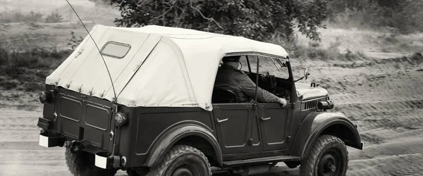 Old Military Car Российский Вездеход Грунтовой Дороге — стоковое фото