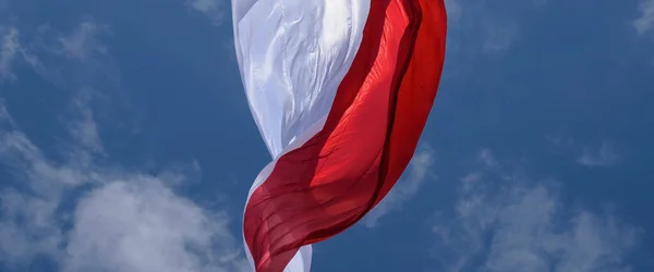 State Flag Vlag Nationale Kleuren Van Polen Fladdert Tegen Blauwe — Stockfoto