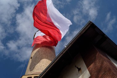 Swinoujscie 'deki deniz fenerinde Polonya Bayrağı