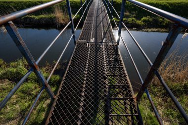 Nehir üzerindeki köprü - Yayalar ve bisikletçiler için çelik inşaatı