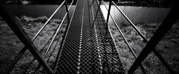 Bridge Über Dem River Stahlkonstruktion Für Fußgänger Und Radfahrer — Stockfoto