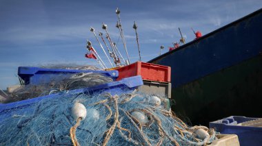 FishING PORT - Teknenin arka planında balık kutuları ve balık ağları