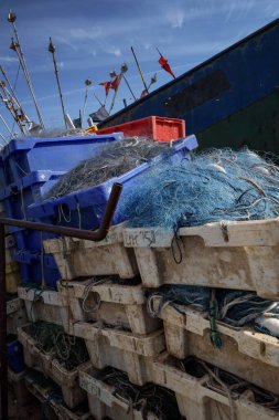 FishING PORT - Teknenin arka planında balık kutuları ve balık ağları