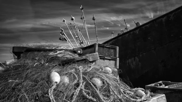 Αλιευτικο Λιμενα Ιχθυοθήκες Και Δίχτυα Αλιείας Στο Βάθος Του Σκάφους — Φωτογραφία Αρχείου