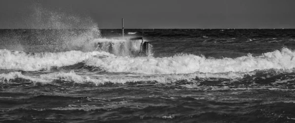 Καιροσ Απο Θαλασσα Άνεμος Και Αφρίζοντα Κύματα Καταιγίδας Στο Φως — Φωτογραφία Αρχείου
