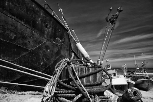 Fischhafen Fischkisten Und Fischernetze Auf Dem Bootshintergrund — Stockfoto