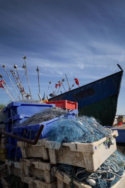 CHLOPY, Batı Pomeranya - POLAND - 2023 Balıkçılık Limanı - Teknenin arka planında balık kutuları ve balık ağları