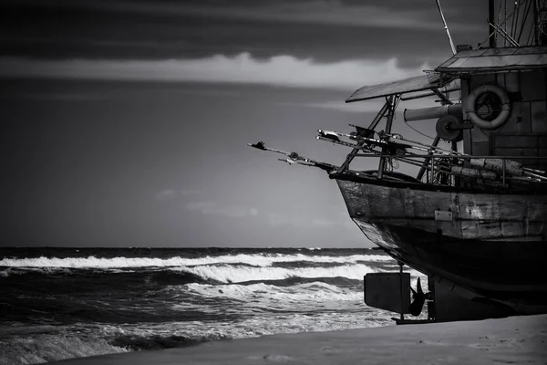 Rybářská Loď Malé Lodě Mořském Pobřeží — Stock fotografie