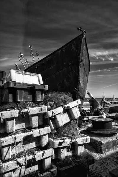 Αλιευτικο Λιμενα Ιχθυοθήκες Και Δίχτυα Αλιείας Στο Βάθος Του Σκάφους — Φωτογραφία Αρχείου