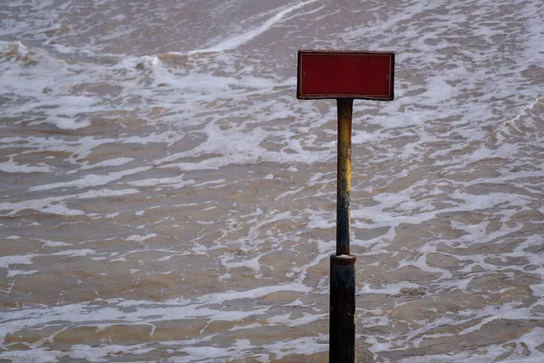 Roter Mark Und Wetter Von Meer Wind Und Schäumende Sturmwellen — Stockfoto
