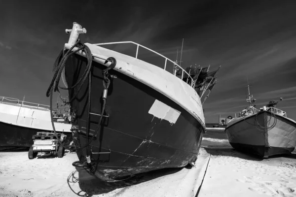 Barca Pesca Piccole Navi Sulla Riva Del Mare — Foto Stock