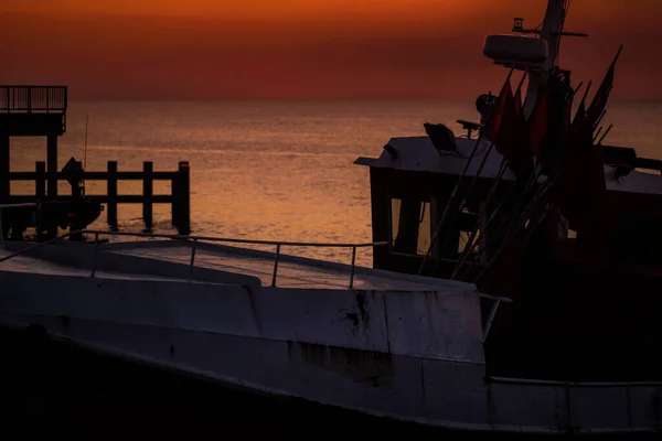 Ηλιοβασίλεμα Δίπλα Στη Θάλασσα Αλιευτικά Σκάφη Στην Ακτή Υπό Φως — Φωτογραφία Αρχείου