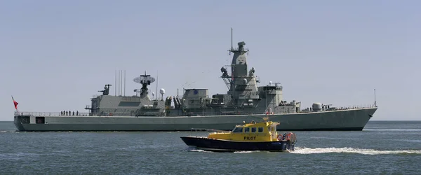 Ostrzeżenie Pilot Boat Portugalska Fregata Rakietowa Żółta Łódź Manewrują Drogach — Zdjęcie stockowe