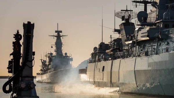 Warships 一艘葡萄牙海军导弹护卫舰和德国海军护卫舰停泊在港口 免版税图库图片