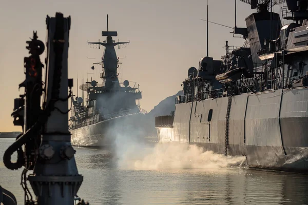 Warships 一艘葡萄牙海军导弹护卫舰和德国海军导弹护卫舰停泊在港口 — 图库照片