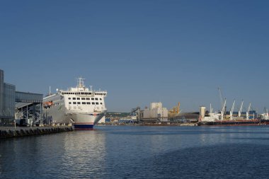 GDYNIA - POLAND - 2023: Deniz limanındaki yolcu feribotu