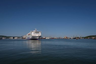 GDYNIA, POMERANYAN - POLAND - 30 Mayıs 2023: Yolcu feribotu liman kanalından denize açılır