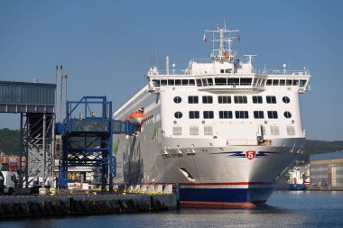 GDYNIA - POLAND - 30 Mayıs 2023: Deniz limanındaki yolcu feribotu