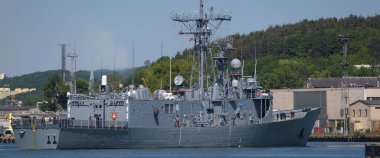 GDYNIA, POLAND - 30 Mayıs 2023: Polonya Donanmasının bir füze fırkateyni deniz limanında manevra yapıyor