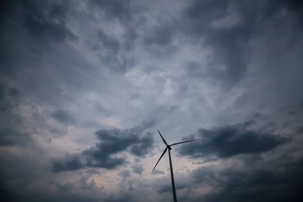 Weather 能量风力发电厂上方的雨天云彩 — 图库照片