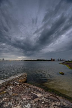 Hava Durumu - Deniz limanında yağmur bulutları 