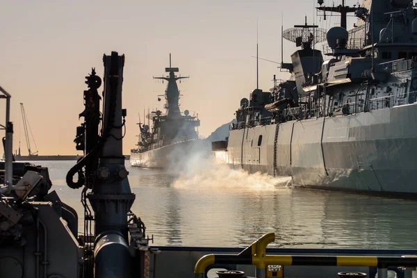 Warships 一艘葡萄牙海军导弹护卫舰和德国海军护卫舰停泊在港口 — 图库照片