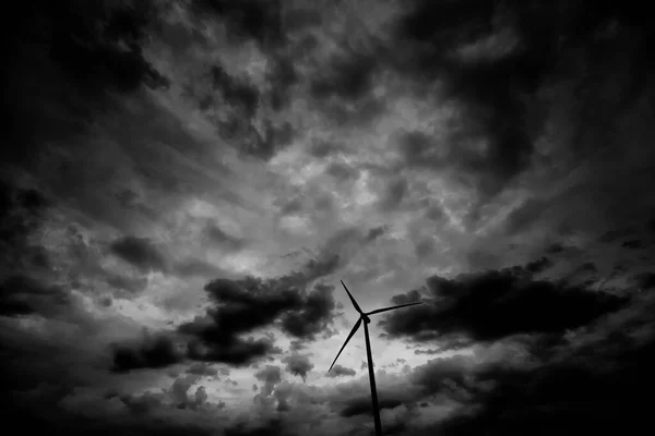Weather 能量风力发电厂上方的雨天云彩 — 图库照片