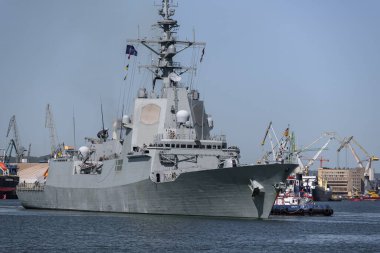 GDYNIA - POLAND - 30 Mayıs 2023: İspanyol donanmasının bir firkateyni limanda manevra yapıyor.