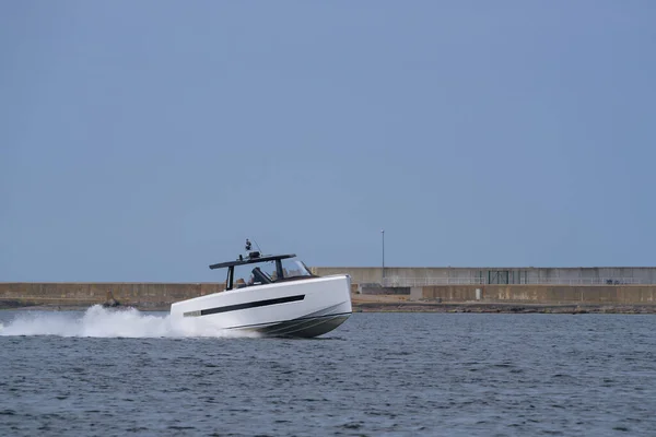 Motor Boat Freizeitschwimmen Meer — Stockfoto