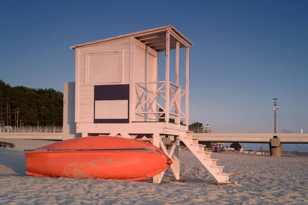 Holiday Resort Спасательная Вышка Утром Морском Пляже Пиром Маяком Заднем — стоковое фото