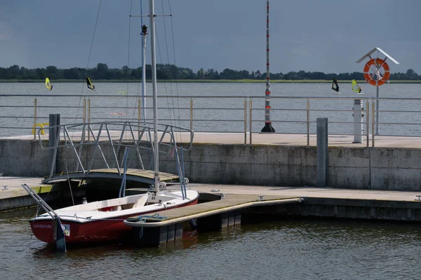 Dzwirzyno West Pomeranian Poland July 2023 一艘小帆船在码头 — 图库照片