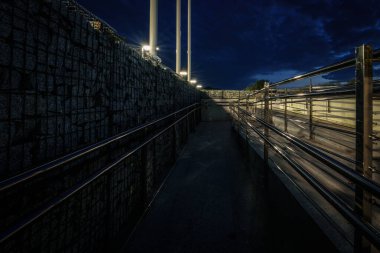 PUBLIC Uzay - Engelliler için korkuluklar rampada