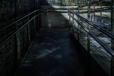 PUBLIC Uzay - Engelliler için korkuluklar rampada