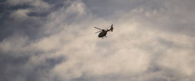 KOLOBRZEG, Batı Pomeranya - POLAND - 15 Temmuz 2023: Medikopter bulutlu gökyüzüne karşı kurtarmaya geliyor