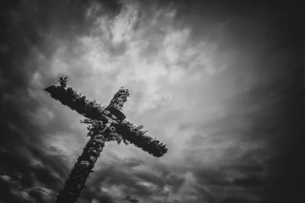 Wayside Crucifix Tradiční Katolický Náboženský Symbol Proti Obloze — Stock fotografie