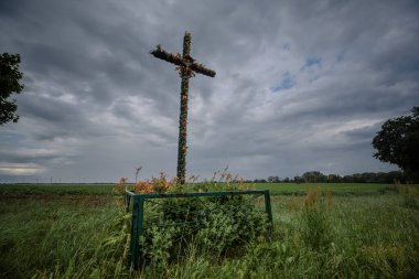 WAYSIDE CRUCIFIX - Gökyüzüne karşı geleneksel Katolik dini sembol