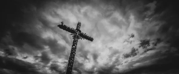 Wayside Crucifix Gökyüzüne Karşı Geleneksel Katolik Dini Sembol — Stok fotoğraf