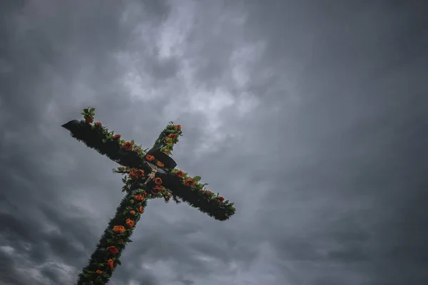 Wayside Crucifix Tradycyjny Katolicki Symbol Religijny Tle Nieba — Zdjęcie stockowe