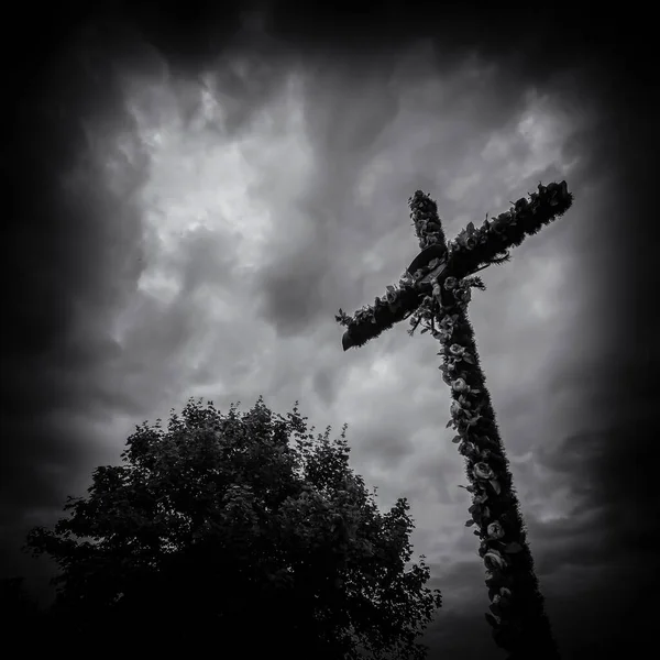 Wayside Crucifix Tradiční Katolický Náboženský Symbol Proti Obloze — Stock fotografie